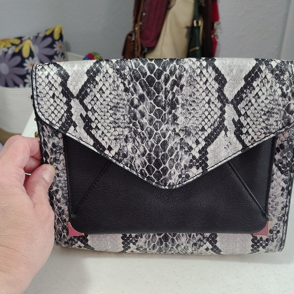 Black & Gray Snake-Print Envelope Clutch Crossbody